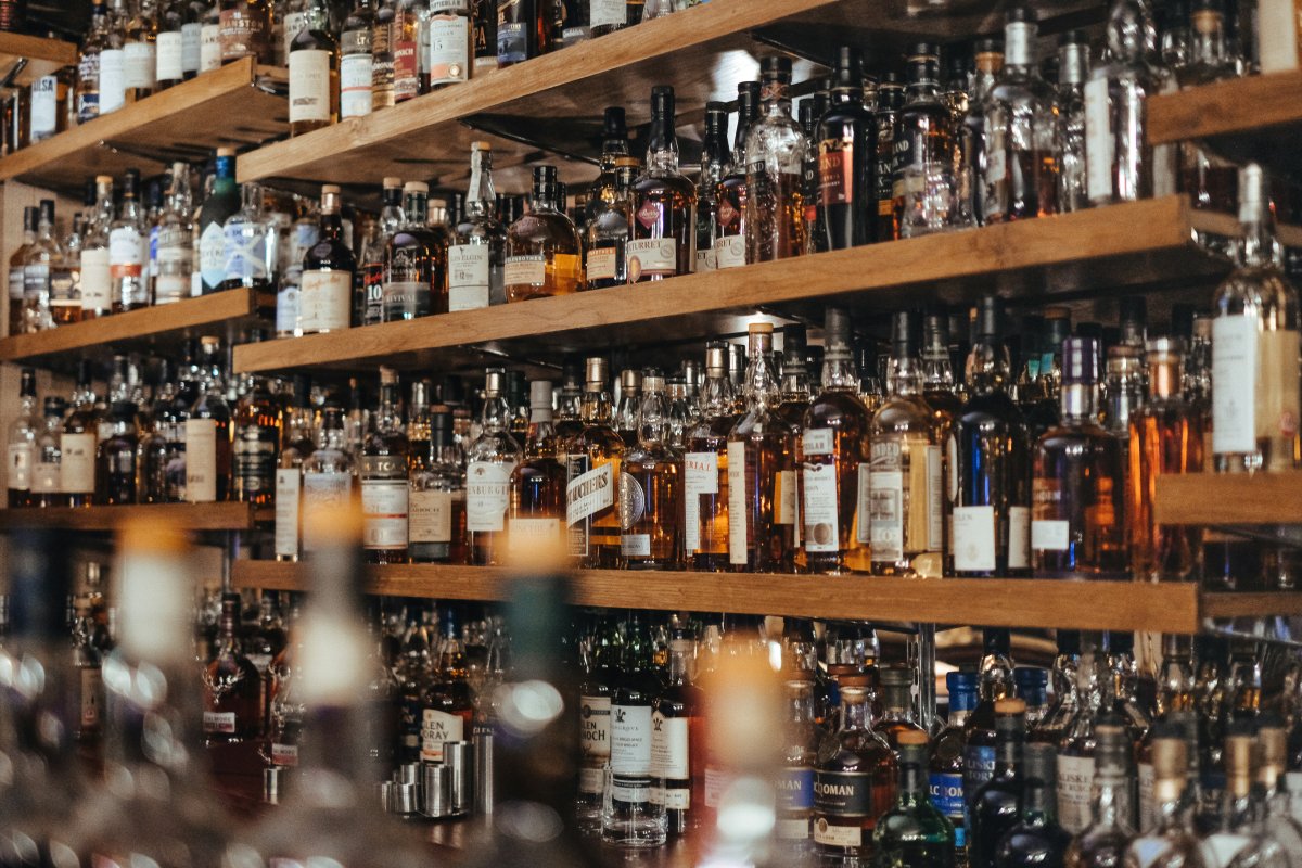Kradł alkohol, więc pracownicy zamknęli go w sklepie