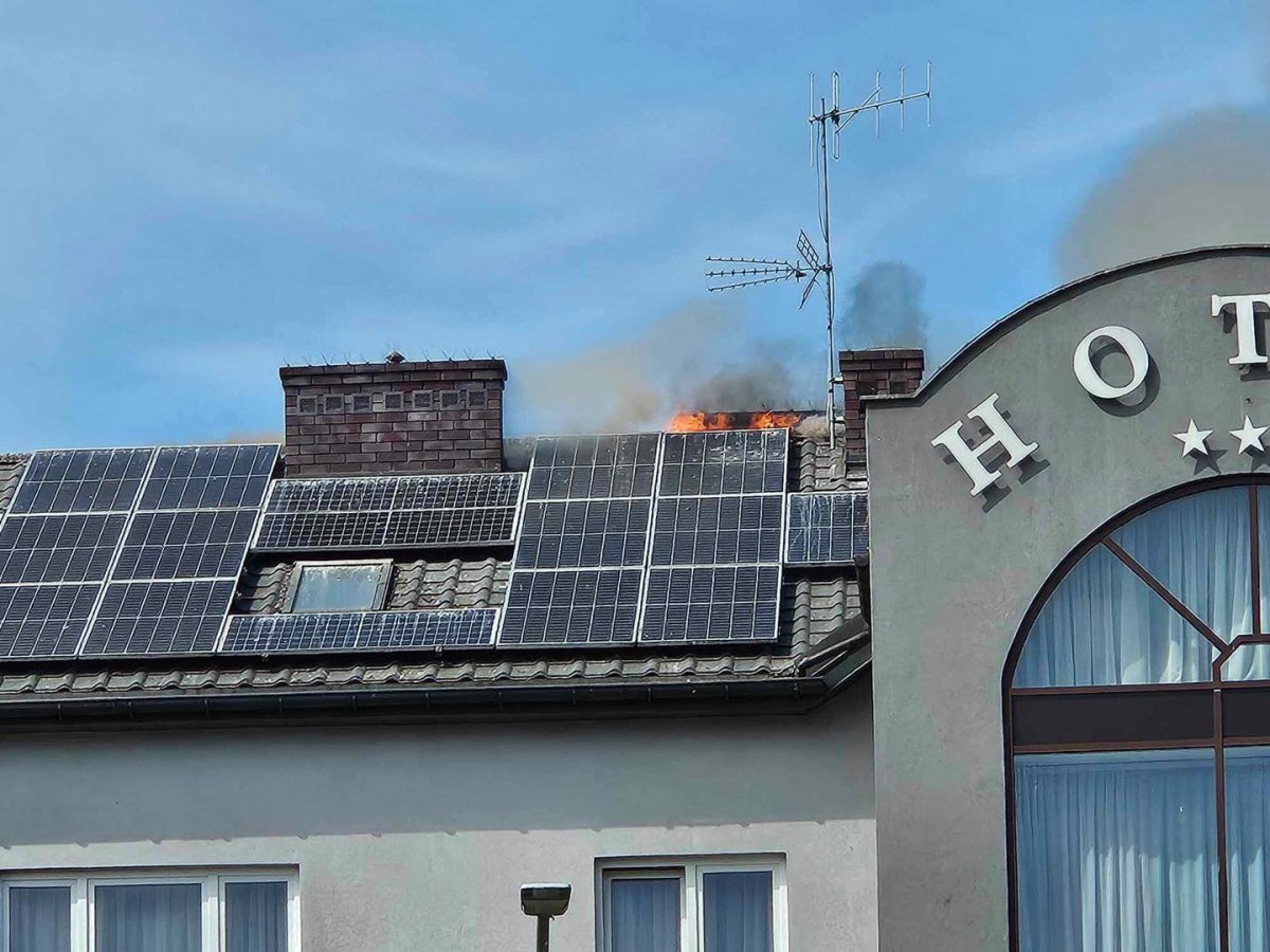 Pożar dachu hotelu w Płońsku