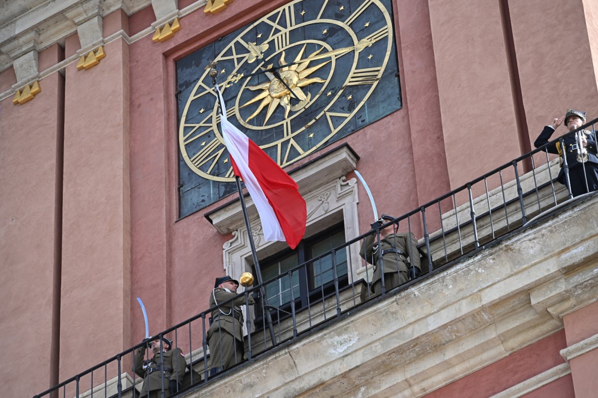 Biało-czerwona zatrzepotała nad Placem Zamkowym
