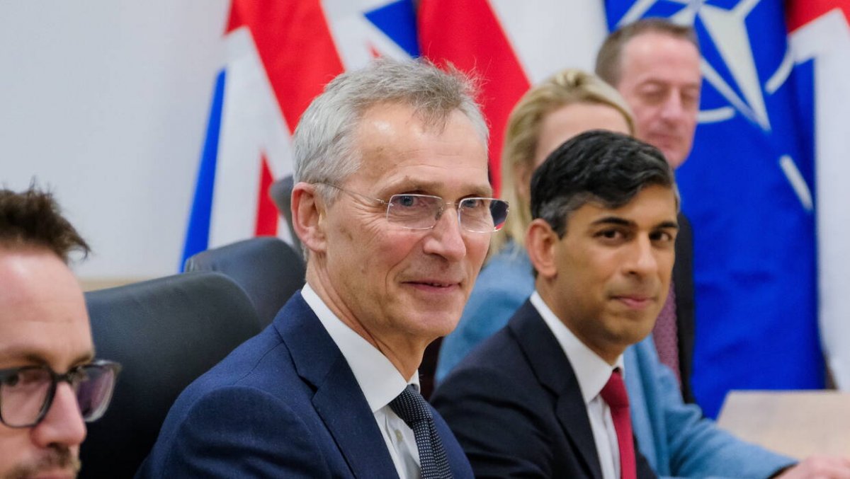 Premierzy Polski i Wielkiej Brytanii oraz szef NATO odwiedzili 1. Warszawską Brygadę Pancerną w Warszawie Wesołej
