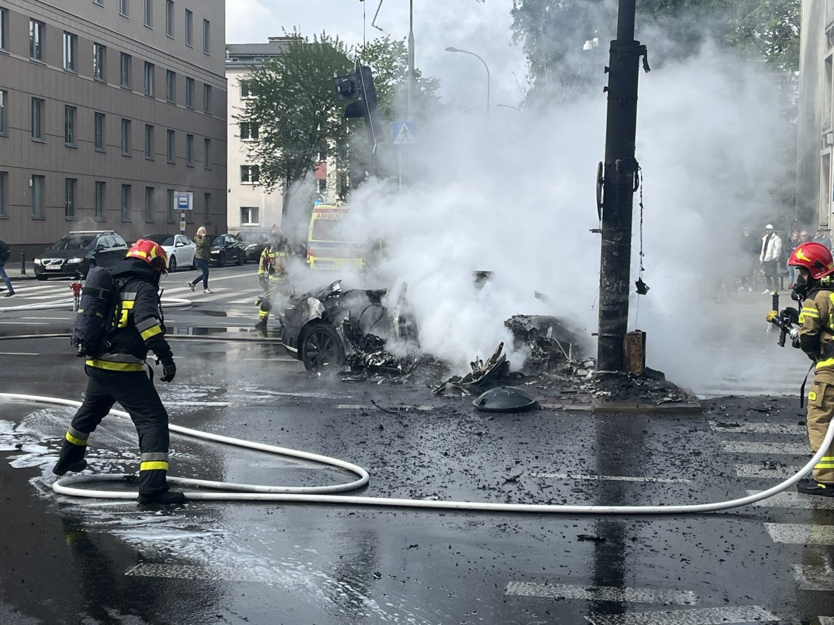 Trzy zastępy straży pożarnej gasiły samochód elektryczny