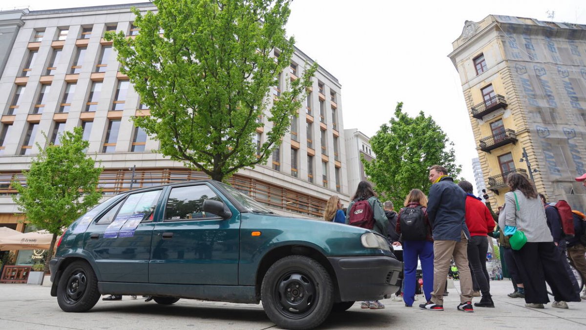 Zostawił auto na Placu Pięciu Rogów w Warszawie, by zwrócić uwagę na niesprawiedliwe przepisy