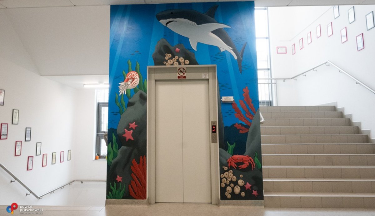 Licealiści z Pruszkowa ozdobili szkolne mury muralami z wizerunkiem morza