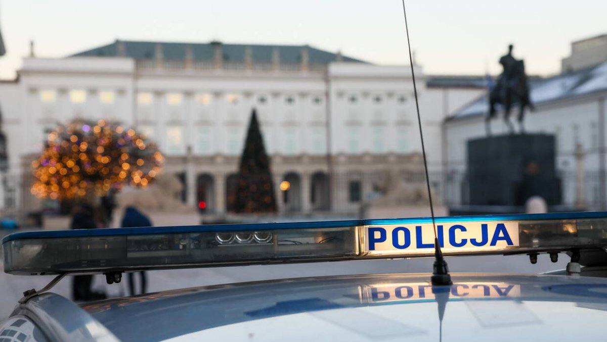 Mężczyzna podpalił plecak przed Pałacem Prezydenckim