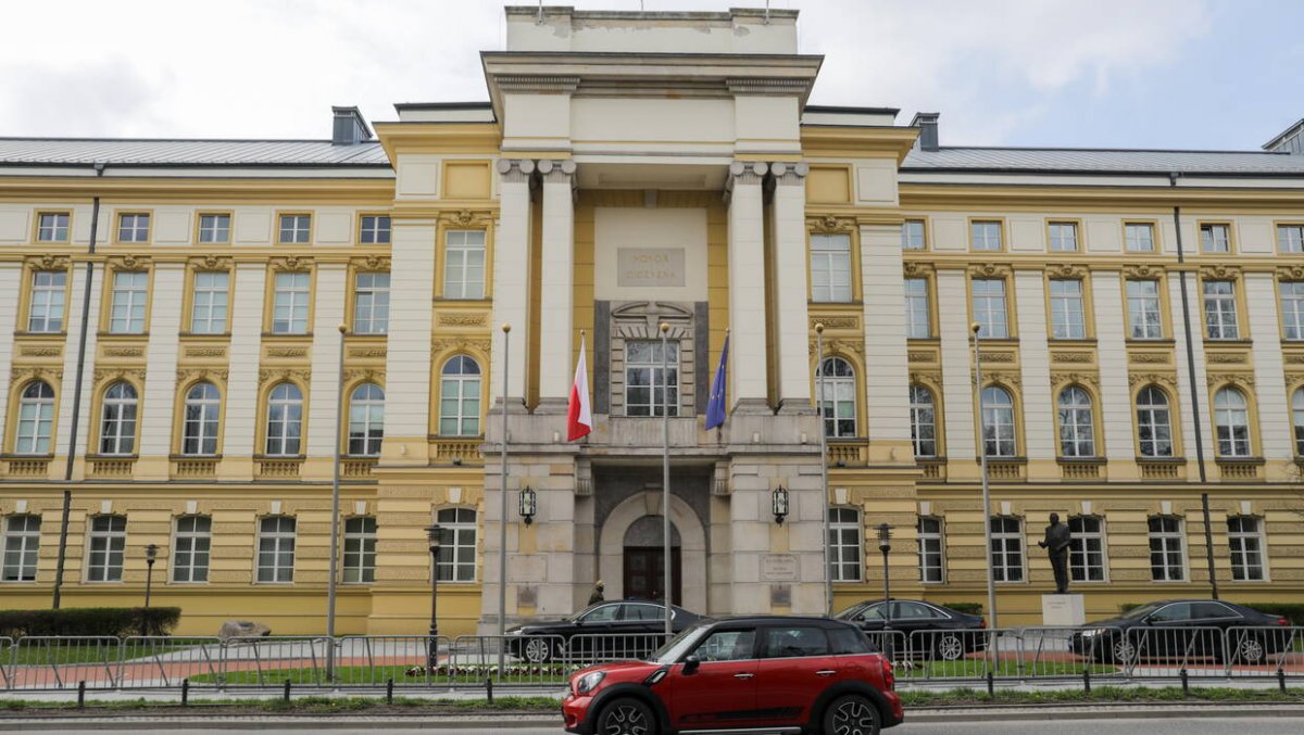 Rozlał nieznaną ciecz przed Kancelarią Prezesa Rady Ministrów w Warszawie. Usłyszał zarzuty