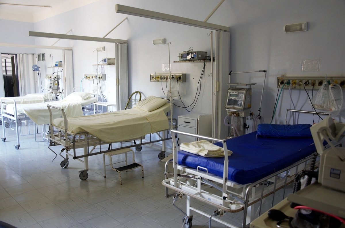 Zranił nożem swojego kolegę. Został zatrzymany, gdy przyszedł go odwiedzić w szpitalu