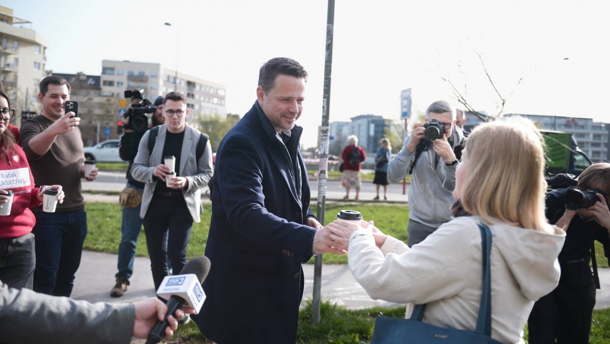 Rafał Trzaskowski rozdawał kawę mieszkańcom w podzięce za wybory