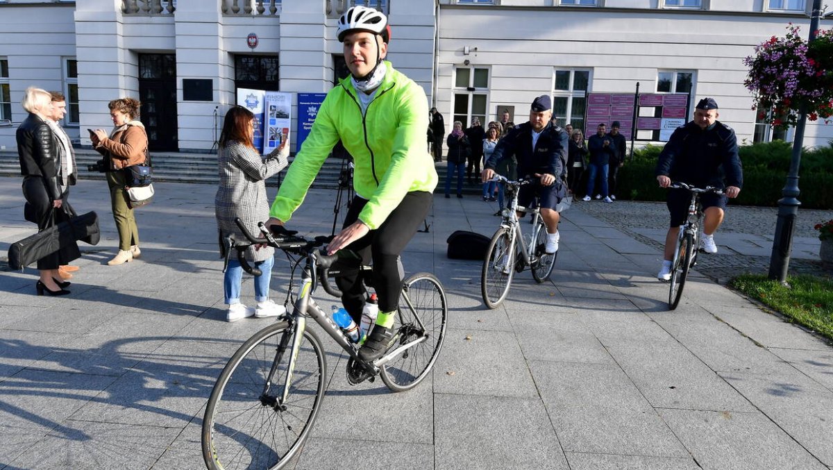 Rowerowy rajd policjanta: non stop z Warszawy do Berlina. Chce pomóc chorej