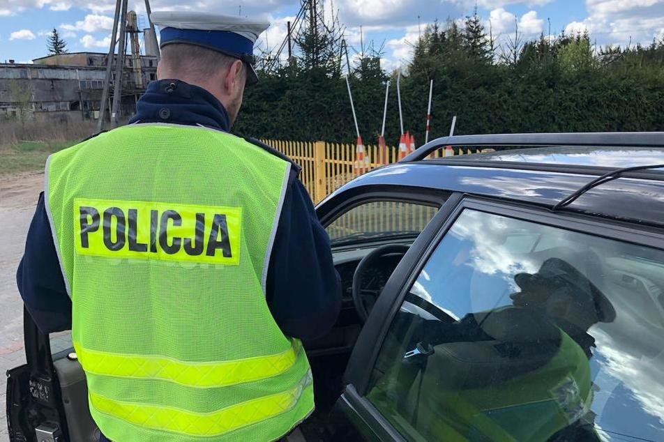 Miał narkotyki, ale twierdził, że nie wie skąd. Policjanci mu nie uwierzyli