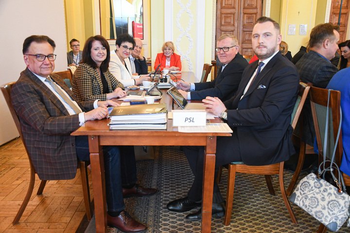 Zabytki, miejsca pamięci, wymiana źródeł ciepła oraz edukacja zdrowotna ze wsparciem sejmiku