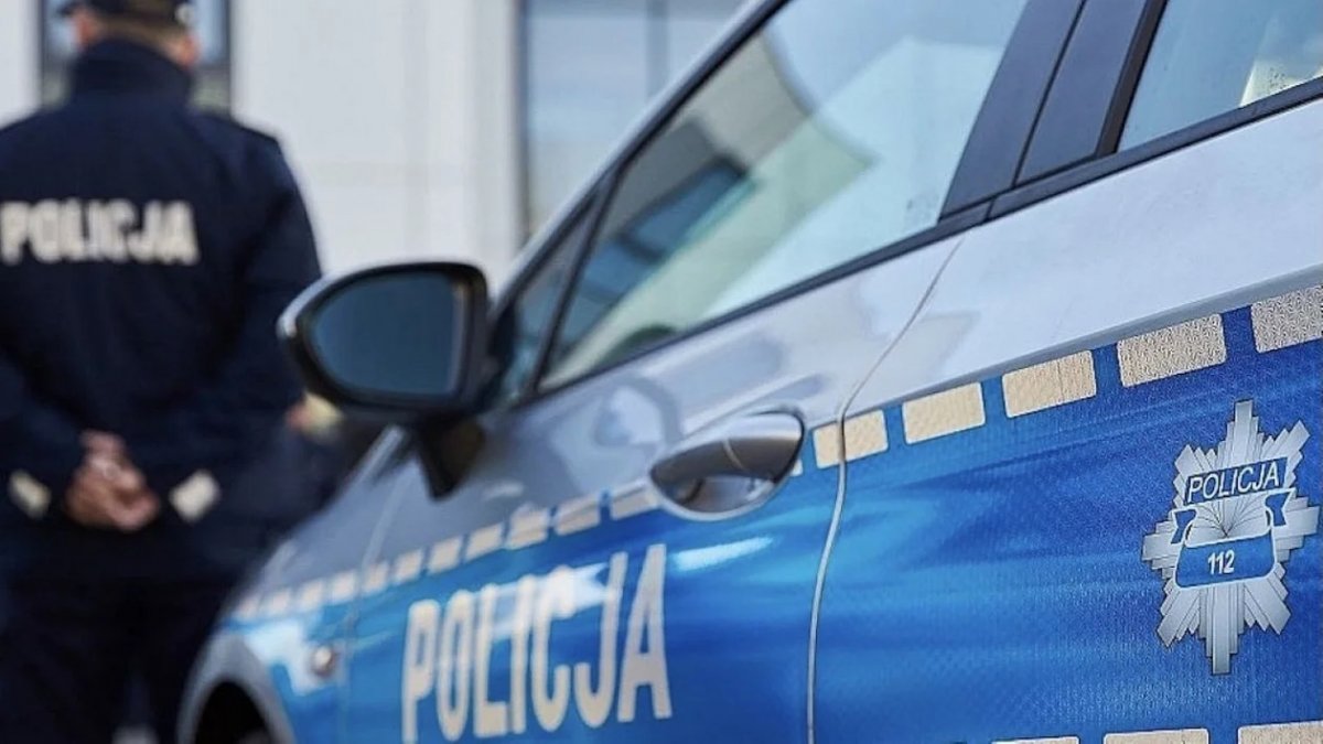Zagubiony mężczyzna szedł środkiem ulicy w centrum Ciechanowa. Pomogli mu policjanci