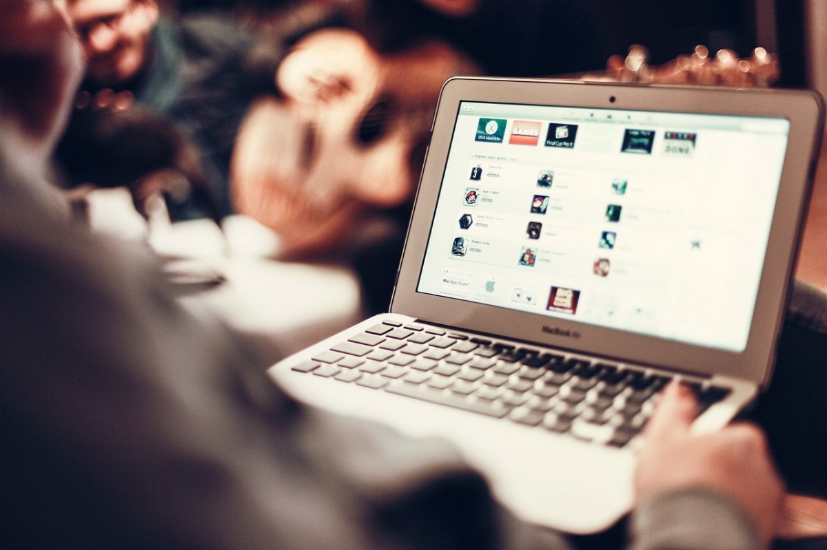 Ile czasu spędzają dziennie Polacy w Internecie?