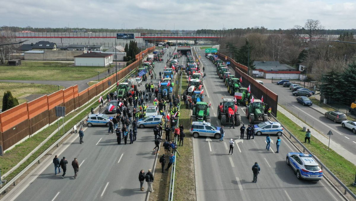 Na Mazowszu wciąż występują utrudnienia spowodowane blokadami przez pojazdy rolnicze