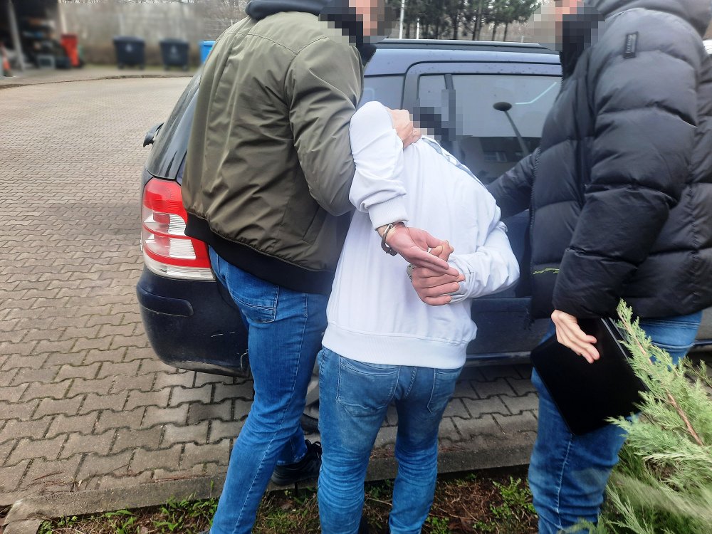 Zwabili go w zasadzkę, a potem pobili i okradli. Trafili w ręce warszawskich policjantów