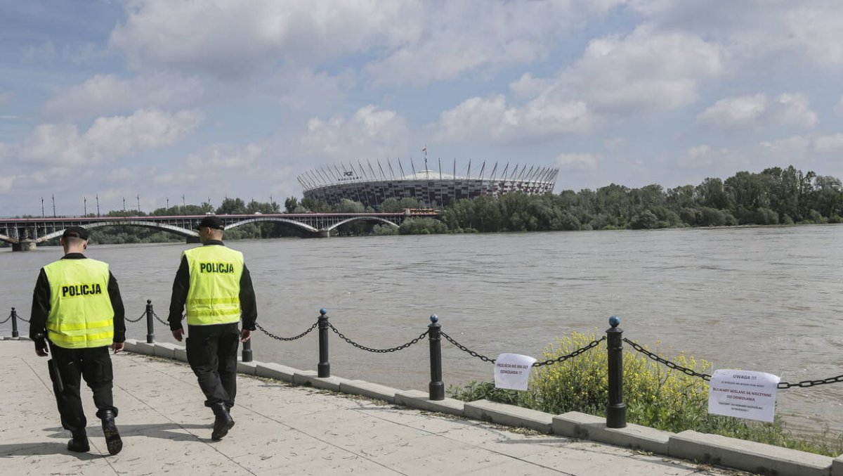 Turysta z Hongkongu postanowił popływać w Wiśle