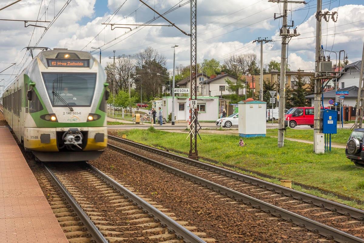 Tunel zamiast szlabanu na przejeździe w Wesołej