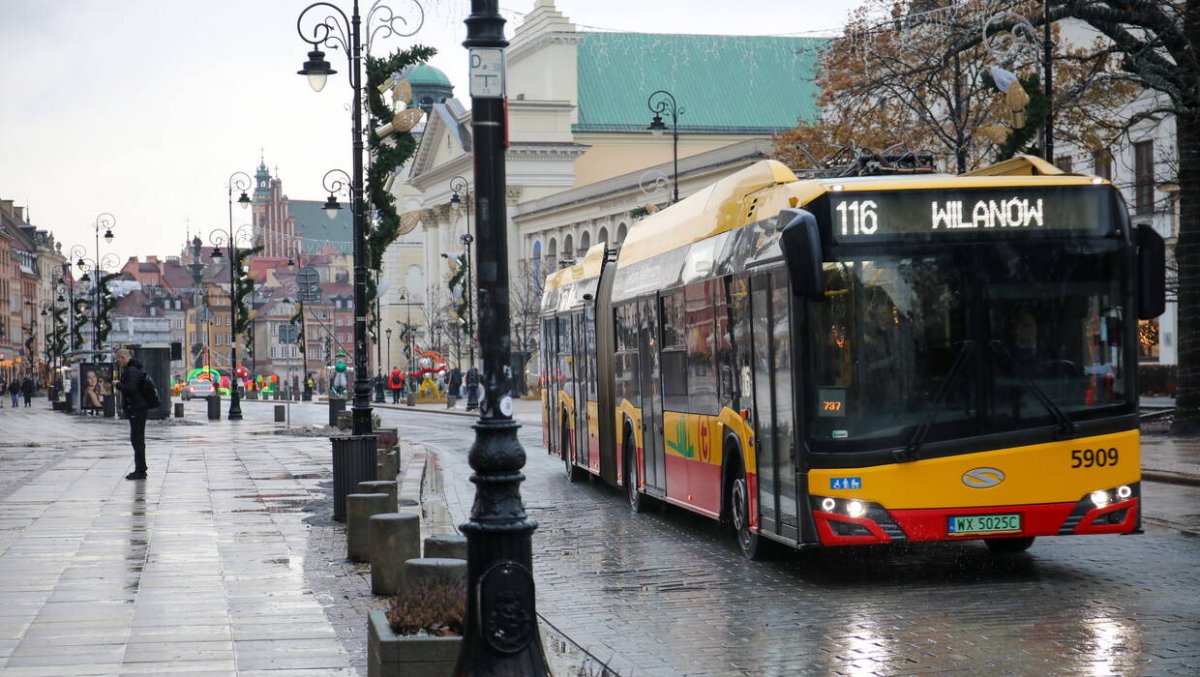Pięć autobusów ostrzelanych w centrum Warszawy. Policja szuka świadków 