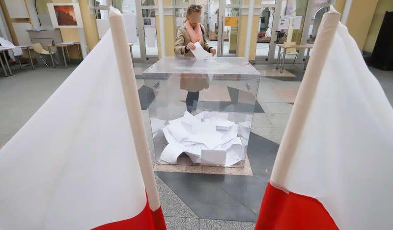 PiS i KO idą łeb w łeb w sondażu wyborczym do sejmików województw.