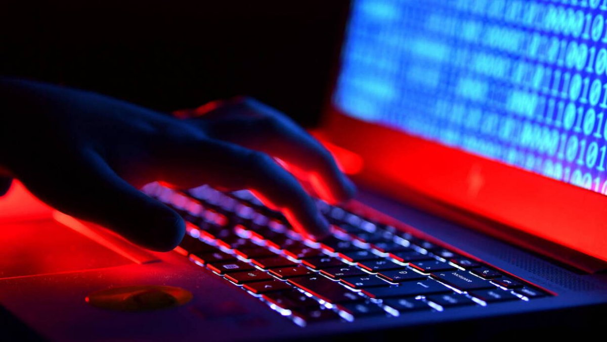  Stołeczni cyberpolicjanci rozbili międzynarodowy gang oszustów