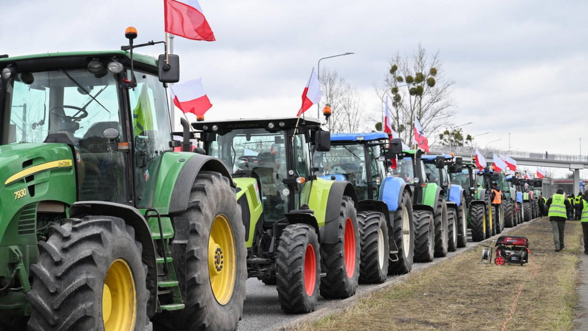 Rolnicy blokują wjazd i zjazd na A2 w Wiskitkach w pow. żyrardowskim