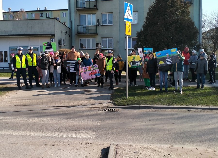 Stanowcze NIE dla telefonów na drodze! Happening mundurowych z uczniami w Pułtusku