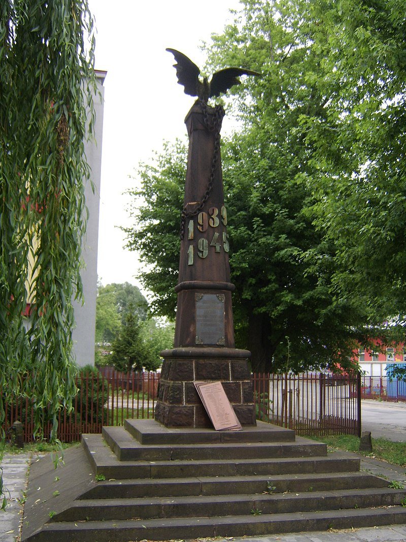 Remont pomnika zamordowanych przez hitlerowców pracowników w Radomiu