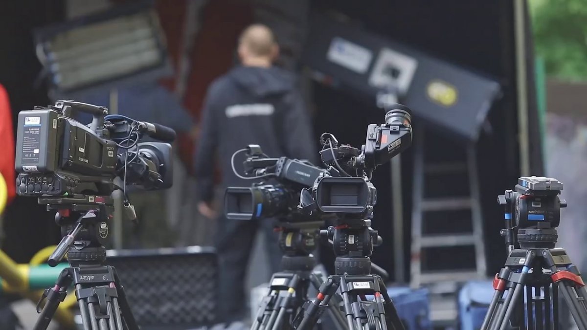 Warszawa w roli głównej. Stolica niemal codziennie zmienia się w plan filmowy
