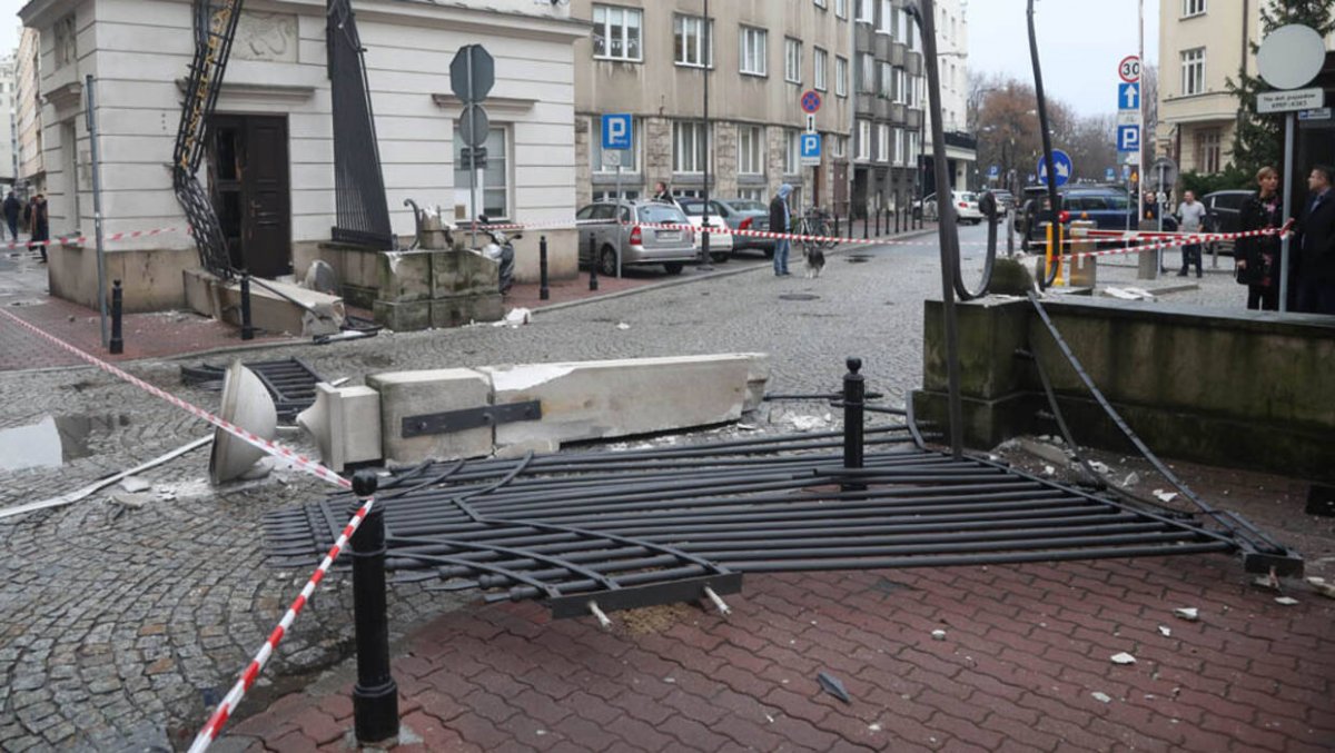 Po czterech latach zniszczona, zabytkowa brama Kancelarii Prezydenta wróci na swoje miejsce