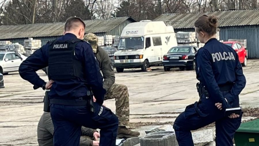 W odholowanym samochodzie znaleziono granat. Na tym niespodzianki się nie skończyły