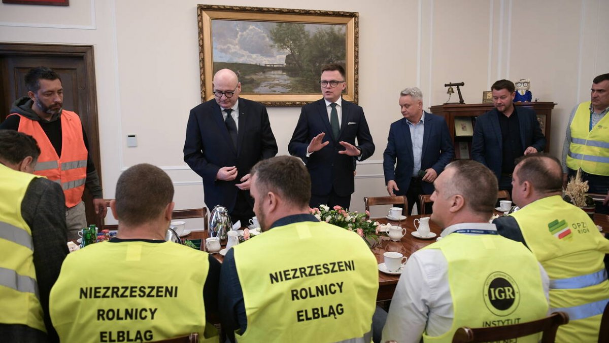 Protestujący rolnicy po spotkaniu z marszałkiem Sejmu. 