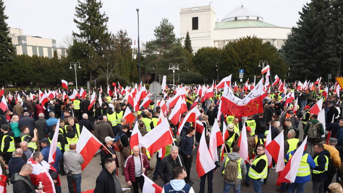 Protestujący rolnicy pod Sejmem