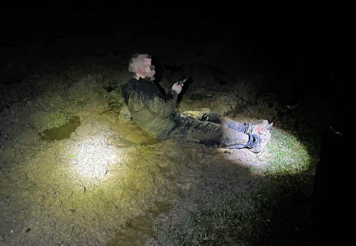Zgubił się, gdy nocą szedł skrótem do domu. Pomogli policjanci