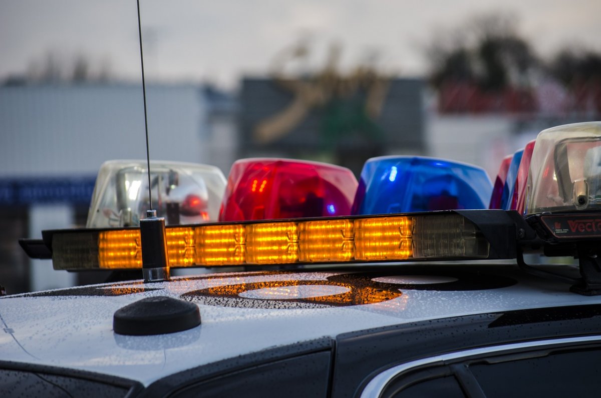 Policjant, który rozbił radiowóz, wioząc nastolatki, w kwietniu stanie przed sądem