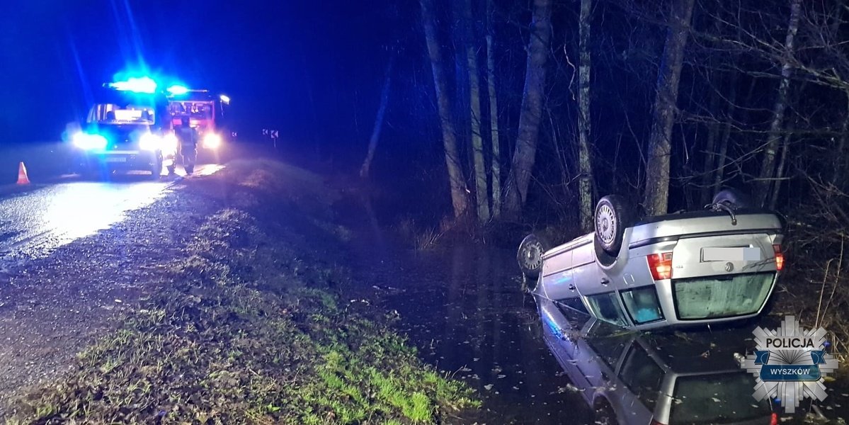Dachowanie na K-62. Auto wpadło do rowu z wodą