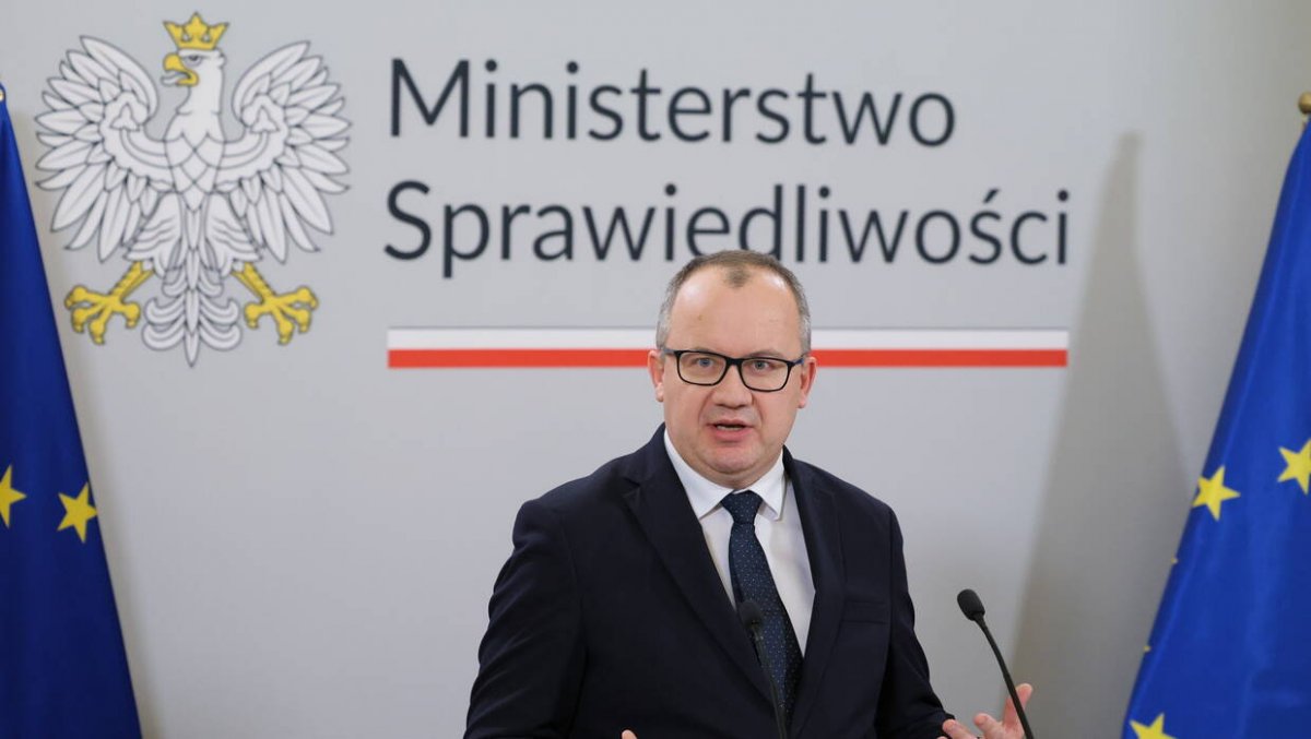 Sędziowie w Polsce pracują nielegalnie? Taka jest logika Bodnara