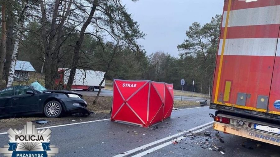 Śmiertelny wypadek na dk 57 pod Przasnyszem. Wjechał wprost pod ciężarówkę