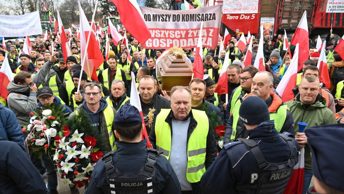 Wielkie emocje na proteście rolników we Wrocławiu. Płoną opony, protestujący nie wykonują poleceń policji