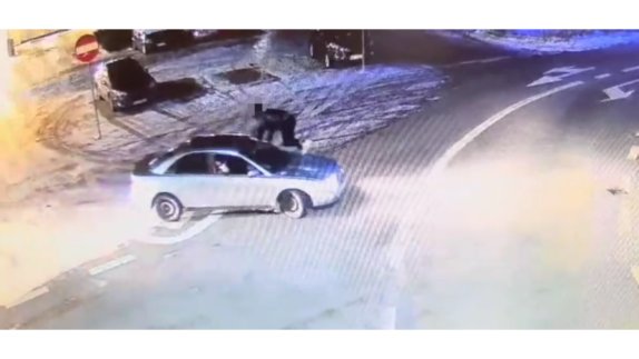 Pijany kierowca wiózł pasażera na dachu