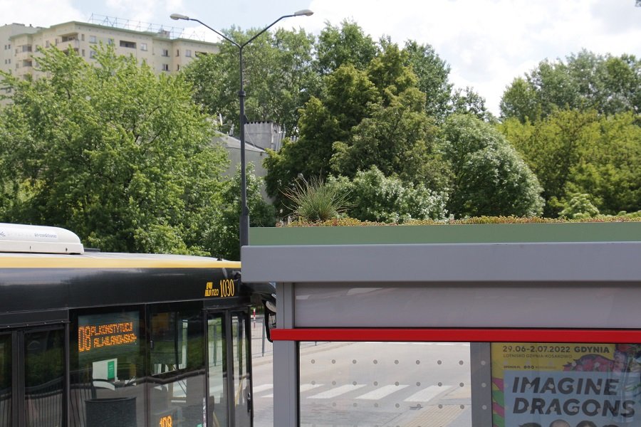 Jeszcze więcej zielonych wiat przystankowych w Warszawie
