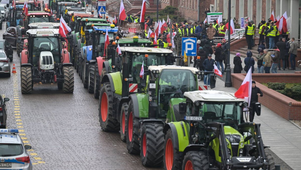 Protestujący rolnicy zablokowali DK 50 od miejscowości Stojadła do miejscowości Arynów