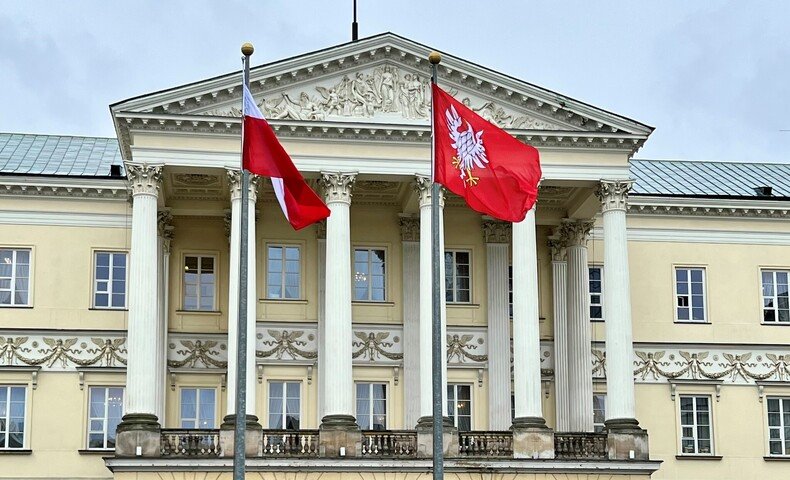 Łączy, integruje, wyróżnia, ale też zobowiązuje. Flaga Mazowsza na maszcie