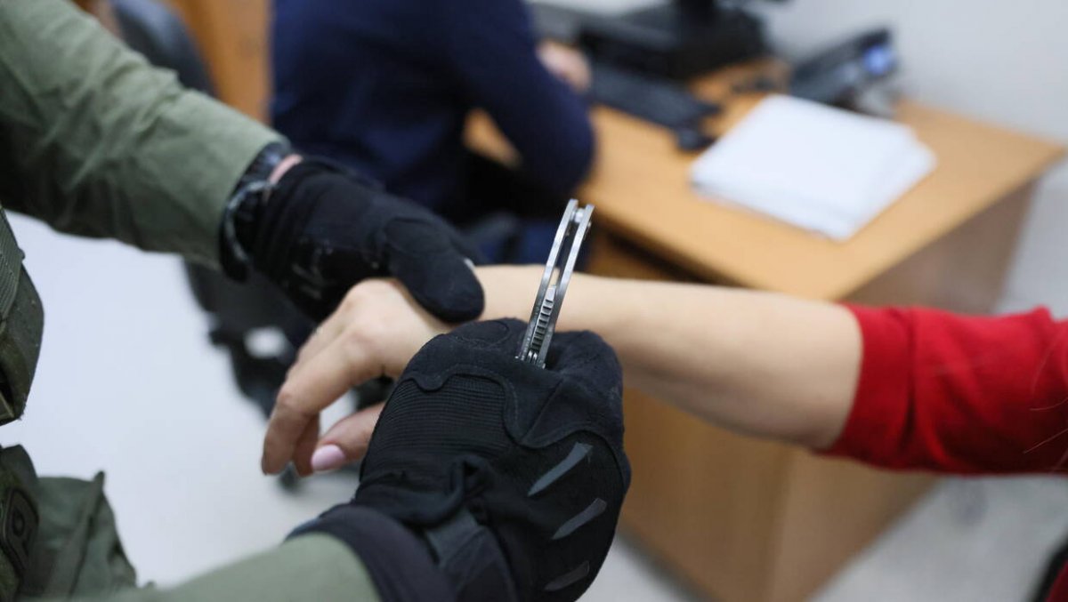 16-latka zwabiła mężczyznę do mieszkania na Woli. Tam napadli na niego jej wspólnicy