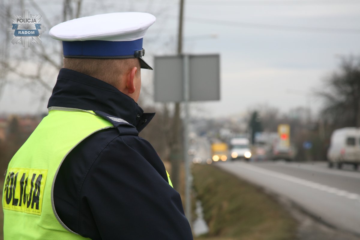 Kierował autem na zakazie i po alkoholu. Był poszukiwany