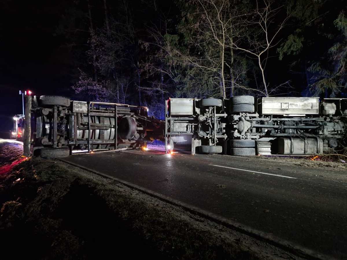 Wypadek na Mazowszu. W rejonie Wyszkowa przewróciła się cysterna 