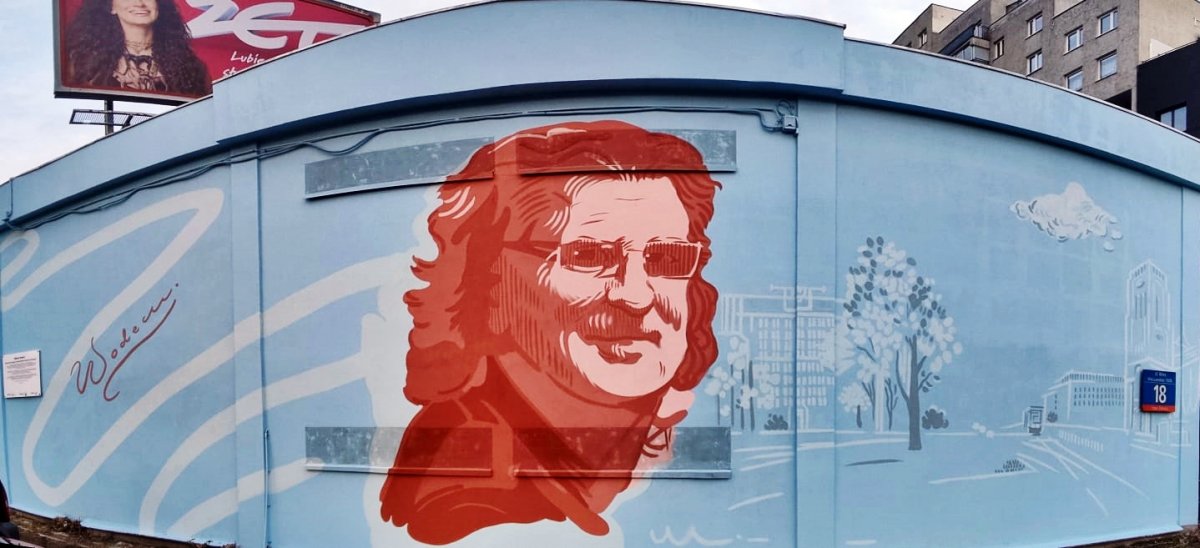 Wieloletni mieszkaniec kamienicy na Starej Ochocie uwieczniony na muralu