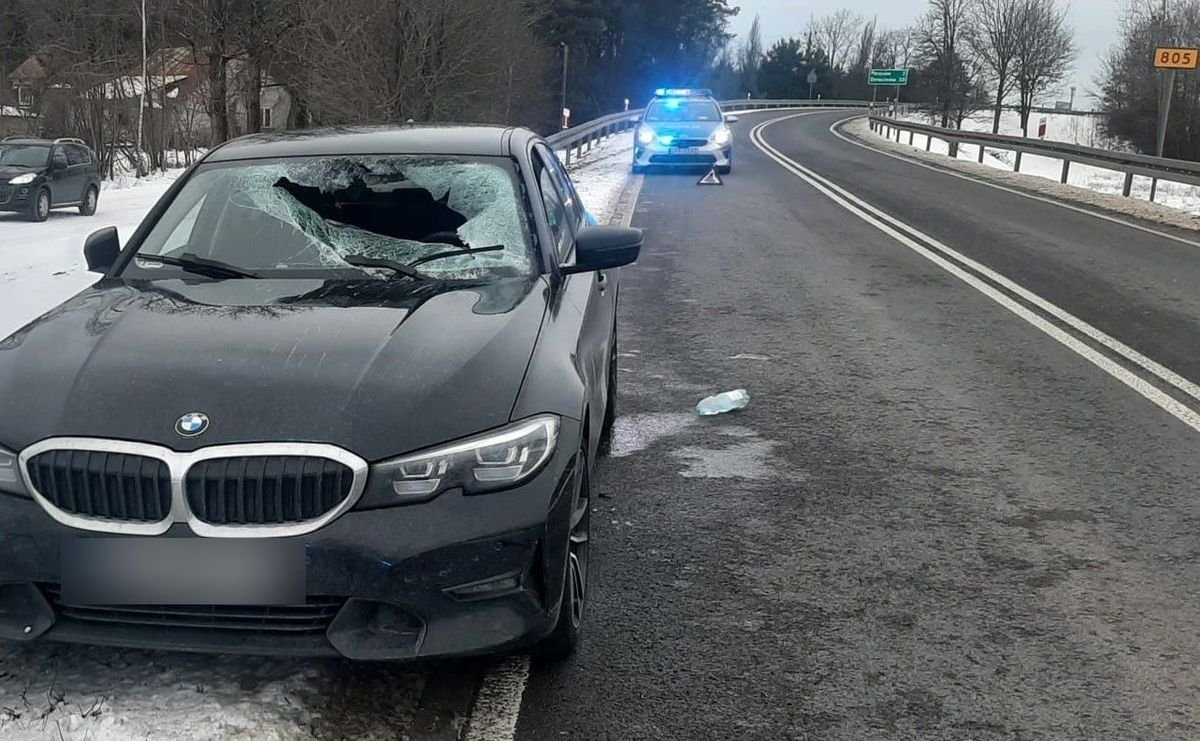 Bryła lodu spadła z naczepy, przebiła szybę i raniła kierowcę