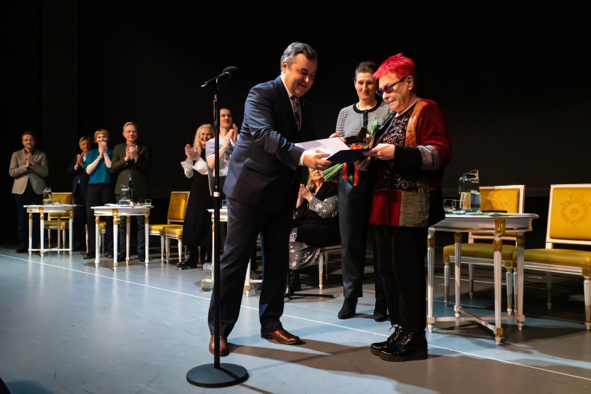Krystyna Gucewicz-Przybora z Odznaką Honorową Zasłużonego dla Warszawy