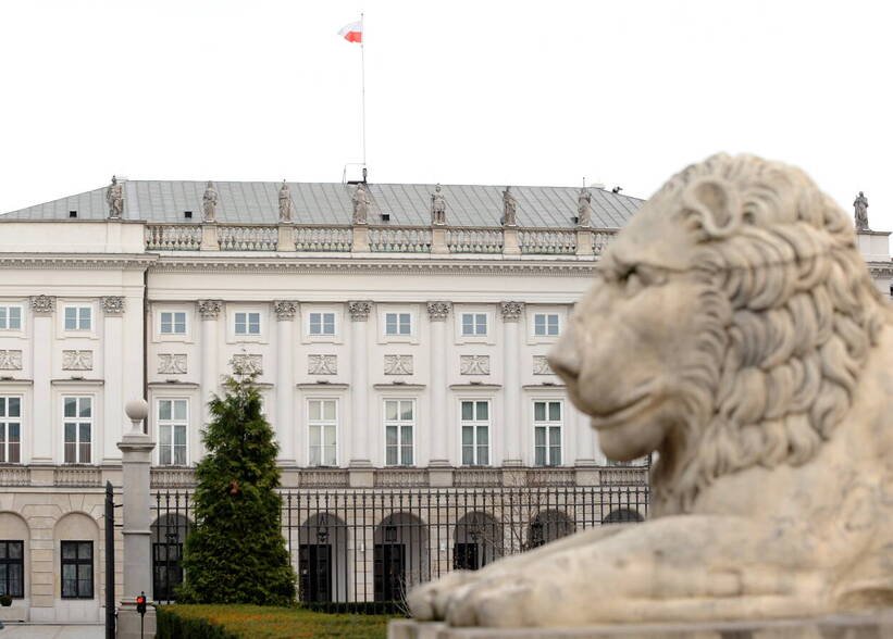 Rzeźby lwów wróciły przed Pałac Prezydencki w Warszawie
