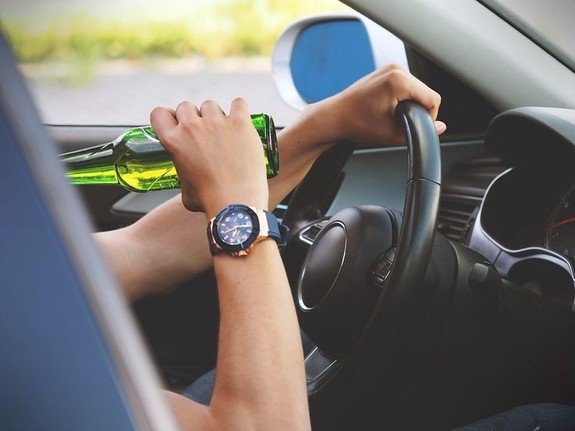 Zaparkował auto na pasie ruchu. Miał prawie 3 promile alkoholu w organizmie