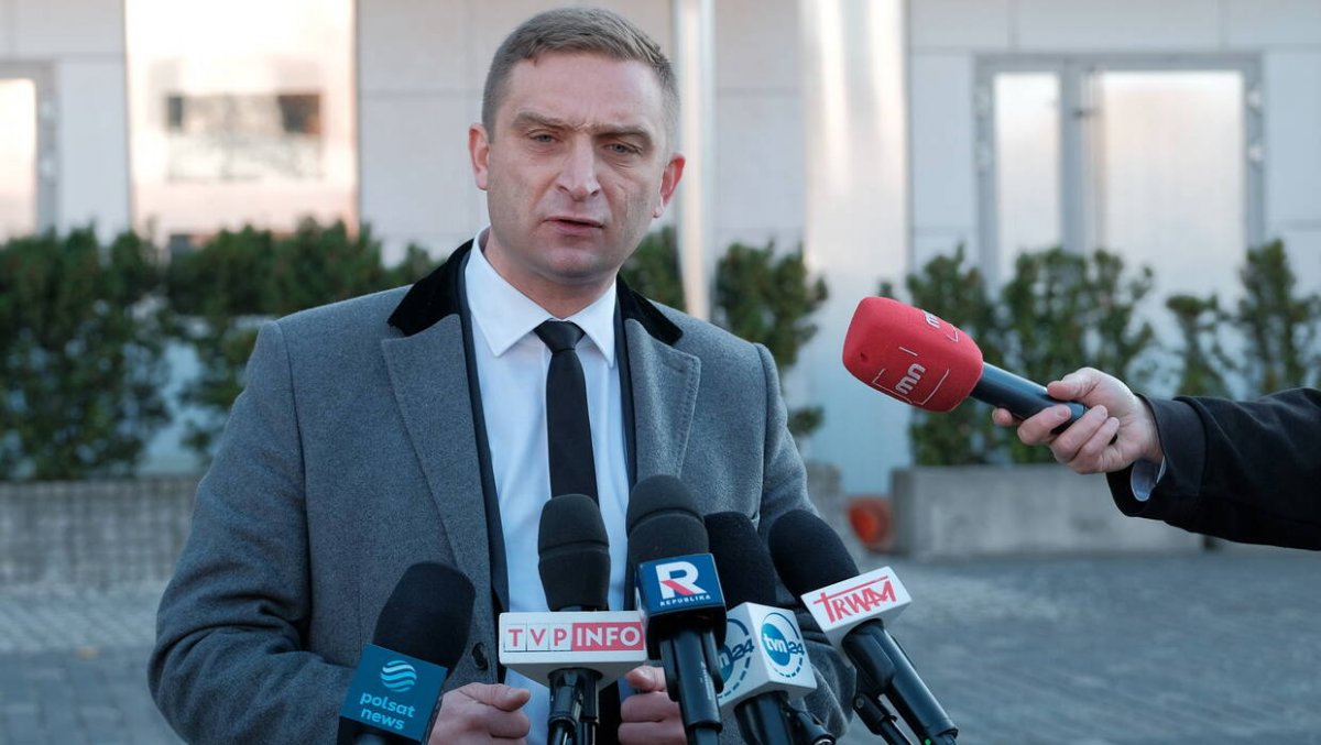 Polityk namalował znak Polski Walczącej na budynku Ministerstwa. Policja działa